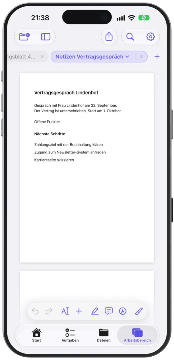Eine Notiz mit Inhalten neben der Seite im Außenbereich.